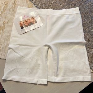 NEW Breezies Undergarment short Cream Medium